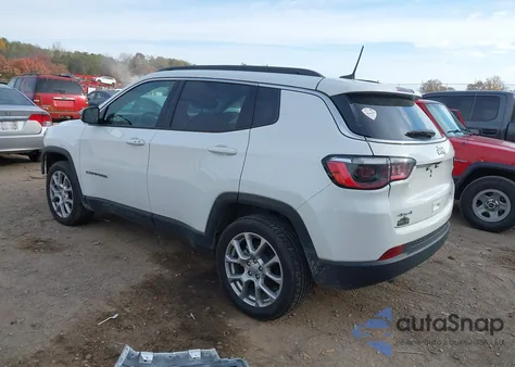 2022 Jeep Compass Latitude Lux 4X4 z USA, uszkodzony, nr VIN 3C4NJDFB1NT231051